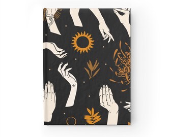 Può includere: Una copertina di diario nera con un motivo ripetitivo di mani bianche, fiori arancioni e forme gialle simili al sole.