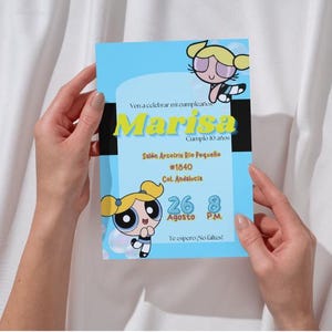 Puede incluir: Una invitación de cumpleaños azul y amarilla con un personaje de dibujos animados de las Chicas Superpoderosas. La invitación dice "Ven a celebrar mi cumpleaños Marisa Cumplo 10 años Salon Arcoiris Rio Pequeño #1840 Col. Andalucia 26 8 Agosto PM. Te espero No faltest"