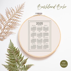 Può includere: Un calendario stampabile 2025 in bianco e nero con sfondo beige. Il calendario è in un cerchio e il testo "Bushland Boho" è in cima alla pagina. Il testo "PDF Pattern" è in una casella verde in fondo alla pagina.