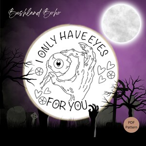 Può includere: Illustrazione in bianco e nero di una mano che tiene un bulbo oculare con il testo "I only have eyes for you" in un cerchio. Lo sfondo è un gradiente viola con una luna bianca.