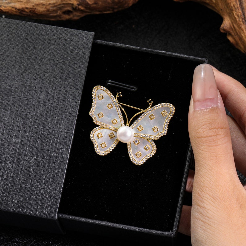 thumbnail interactive-video image 1 of Shejuety Camellia Flower Pearl Brooch Women's Fashionable Camellia Flower Gift Clothing Accessories Designed Specifically For Fashionable Women, Jewelry Gifts Suitable For Various Holiday Jewelry Gifts (Black 1 of 14