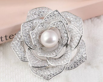 Broche camélia argentée/broche perle pour femme/broche unique/broche camélia entièrement en diamants/broche fleurs naturelles/cadeau de vacances/cadeau pour maman/pin