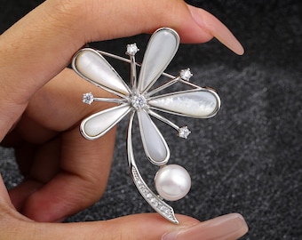 Women's five-leaf pearl brooch/bridal pearl brooch/handmade pearl brooch/mother-of-pearl five-leaf brooch/bridesmaid group gift/scarf pin