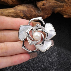 Broche camélia, broche perle pour femme, broche unique, broche camélia en nacre, broche fleur naturelle, épingle à manteau, épingle, cadeau de vacances image 3