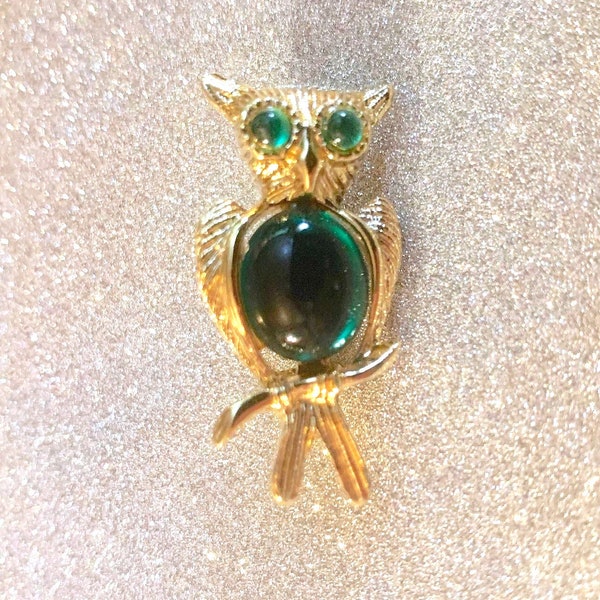 Vintage Owl Brooch Emerald Green Jelly Belly Cabochon Eyes Scatter Pin Gold tone Etched Excellent Condition Figural Craft Retro Glow Jewelry