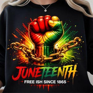 Può includere: Felpa nera con una grafica vibrante di un pugno chiuso in rosso, giallo e verde, che rompe una catena d'oro. Le parole "Juneteenth" e "Free Ish Since 1865" sono visualizzate in testo audace e colorato.