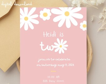 以下が含まれることがあります： ピンクの誕生日招待状に白いデイジーの花と「Heidi is two」の文字、2024年5月11日のパーティーの詳細が書かれています。