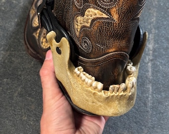 set met sporen en riemen van een menselijke schedelkaak | western / cowboy / alternatief / rariteiten