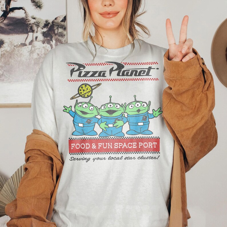 Maglietta di Toy Story Pizza Planet Ailen di Disney, Spazioporto dedicato a cibo e divertimento, Maglietta con logo a scacchi di Pizza Planet, Maglietta di Buzz Lightyear, Viaggio a Disneyland immagine 3