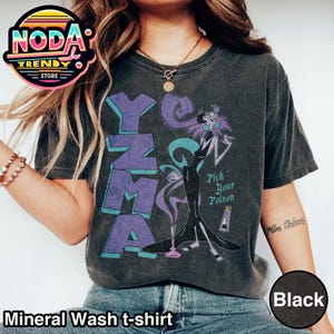 Pu&ograve; includere: T-shirt nera lavata con un motivo grafico di Yzma dal film "Le follie dell'imperatore". Il design include la parola "Yzma" in viola e turchese, con la frase "Pick Your Poison".