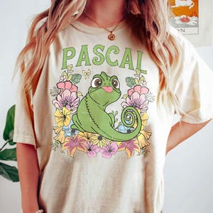 Retro Disney verwarde Pascal Floral Rapunzel familieshirt, The Magic Kingdom T-shirt, Walt Disney World, vakantie Disneyland, verjaardagscadeau