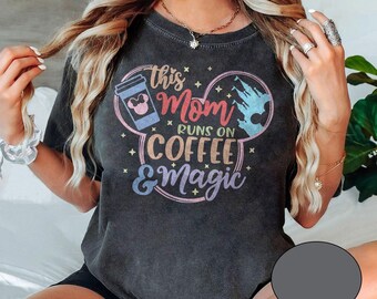 Maglietta "This Mom Runs On Coffee And Magic", T-shirt con orecchie di Topolino Disney retrò, Coffee Mom, Festa della Mamma Disney, Maglietta per le vacanze a Disneyland