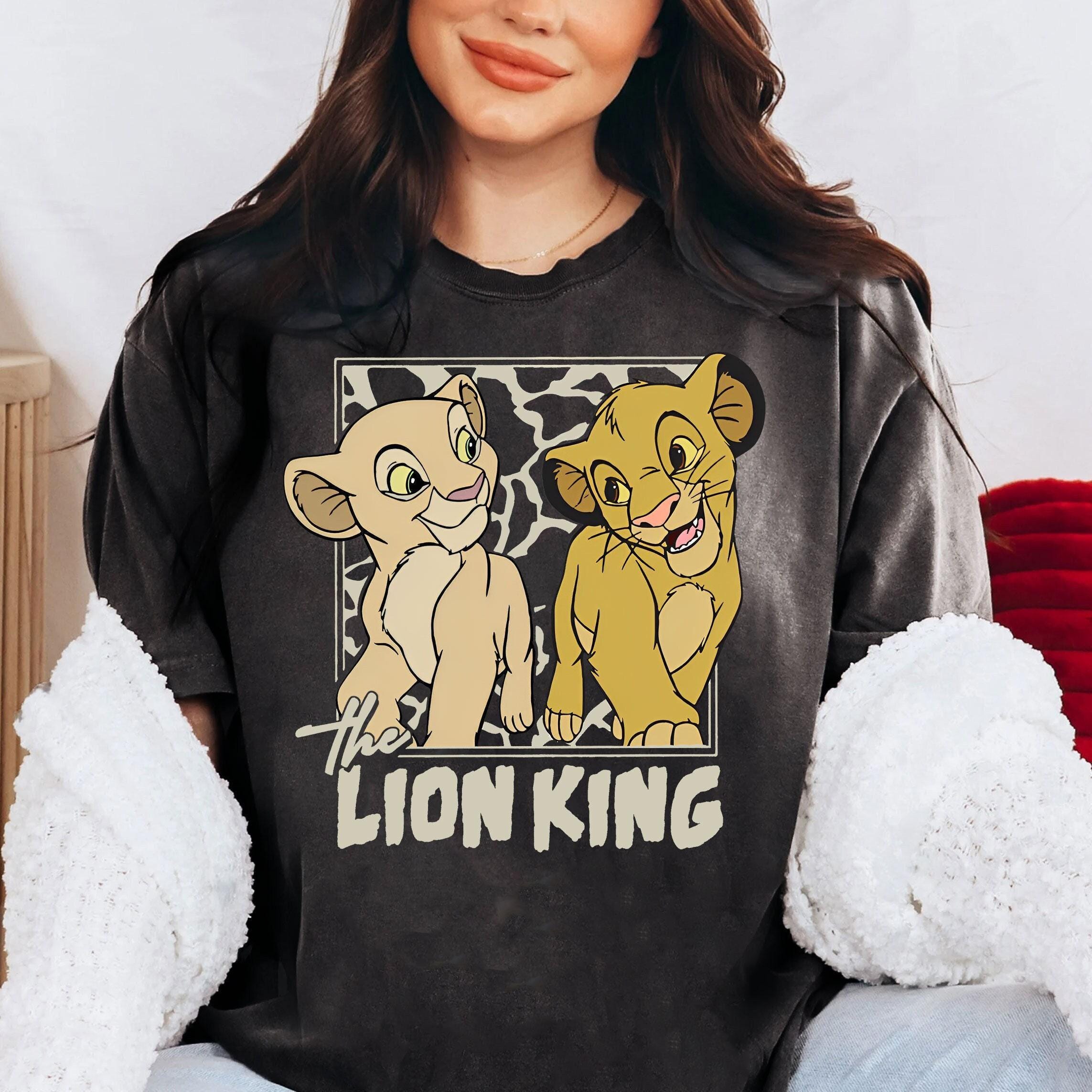 レトロ ライオン キング シンバとナラ シャツ: ハクナ マタタ Tシャツ 