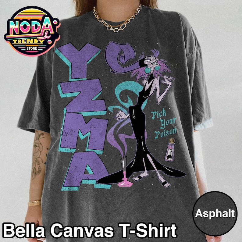 Pu&ograve; includere: T-shirt Bella Canvas color asfalto con grafica di Yzma de Le follie dell'imperatore di Disney. Il design include la parola "Yzma" in viola e verde acqua, con la frase "Pick Your Poison" e una bottiglia di veleno.