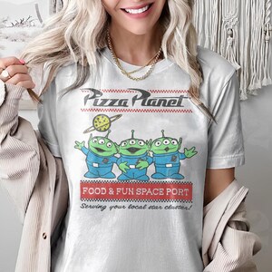 Maglietta di Toy Story Pizza Planet Ailen di Disney, Spazioporto dedicato a cibo e divertimento, Maglietta con logo a scacchi di Pizza Planet, Maglietta di Buzz Lightyear, Viaggio a Disneyland immagine 4