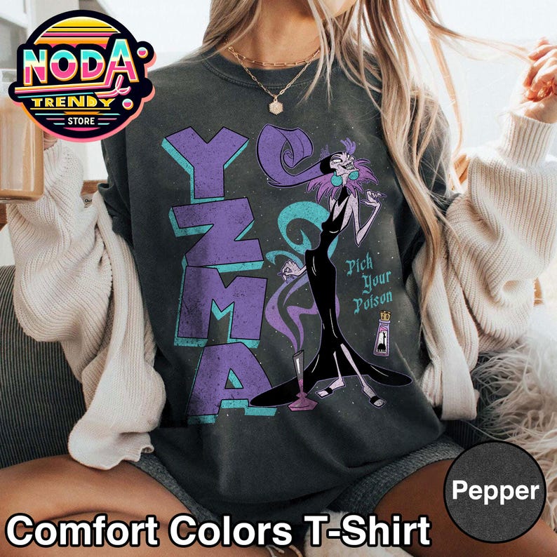 Pu&ograve; includere: T-shirt Comfort Colors grigio scuro con il nome "Yzma" in lettere viola. La maglietta presenta una grafica di un personaggio dei cartoni animati e il testo "Pick Your Poison". La parte inferiore della maglietta riporta la scritta "Comfort Colors T-Shirt".