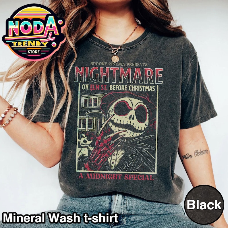 Puede incluir: Camiseta negra con lavado mineral con un gr&aacute;fico de "Nightmare Before Christmas". El dise&ntilde;o incluye a Jack Skellington, el texto "Nightmare on Elm St. Before Christmas" y "A Midnight Special."