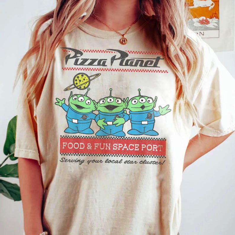 Maglietta di Toy Story Pizza Planet Ailen di Disney, Spazioporto dedicato a cibo e divertimento, Maglietta con logo a scacchi di Pizza Planet, Maglietta di Buzz Lightyear, Viaggio a Disneyland immagine 1