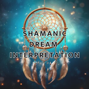 Könnte beinhalten: Ein goldener Traumfänger mit Federn, die von unten hängen. Der Traumfänger befindet sich vor einem blauen Hintergrund mit weißen Sternen. Der Text "SHAMANIC DREAM INTERPRETATION" steht unter dem Traumfänger.