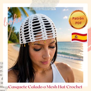 Puede incluir: Un gorro de ganchillo blanco con patrón de malla, adornado con pequeños dijes de metal dorado que cuelgan del borde inferior. La imagen incluye el texto Patrón PDF y Casquete Calado o Mesh Hat Crochet.