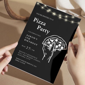 以下が含まれることがあります： アーロンの5歳の誕生日を祝うピザパーティーの白黒の招待状。招待状には、ピザの切れ端を持った手が描かれており、上部に「You're invited to a Pizza Party」という文字が書かれています。