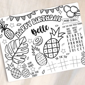 Puede incluir: Una página para colorear imprimible en blanco y negro con un tema tropical. La página presenta las palabras "Feliz cumpleaños Belle" e incluye una búsqueda de palabras, un juego de tres en raya y una actividad de conteo. La página está decorada con piñas, hojas de palma y estrellas.
