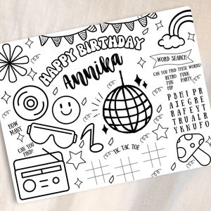 Może przedstawiać: Czarno-biała, drukowana karta z aktywnościami z dyskoteką, gramofonem i innymi ilustracjami w stylu retro. Karta zawiera wyszukiwanie słów, grę w kółko i krzyżyk oraz baner z napisem "Happy Birthday Annika".