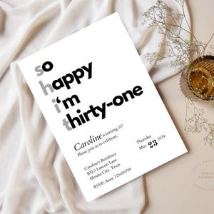Può includere: Un invito a una festa di compleanno in bianco e nero con il testo "so happy i'm thirty-one" e dettagli per la festa di compleanno di Caroline per il suo 31° compleanno. L'invito è su uno sfondo bianco.