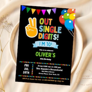 Könnte beinhalten: Schwarze Geburtstagseinladung mit farbenfrohem Text und Grafiken. Die Einladung lautet "Out Single Digits! I'm 10!" und enthält Details für Olivers 10. Geburtstagsfeier, einschließlich Datum, Uhrzeit und Ort. Ballons und ein Friedenszeichen sind ebenfalls abgebildet.