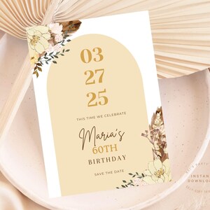 Könnte beinhalten: Eine cremefarbene Einladungskarte mit Bogen-Design, mit dem Text "03 27 25" und "Maria's 60th Birthday". Florale Akzente in Beige und Braun schmücken die Ecken. Die Worte "Save the Date" sind ebenfalls sichtbar.