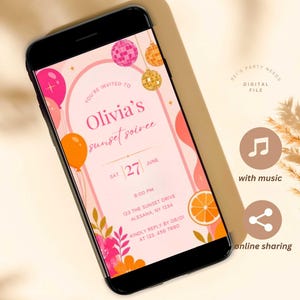 Może przedstawiać: Smartfon wyświetla cyfrowe zaproszenie na "Olivia's sunset soiree". Projekt zawiera różowe i pomarańczowe balony, grafikę kuli dyskotekowej i kwiatowe akcenty. Zaproszenie zawiera datę, godzinę i miejsce.