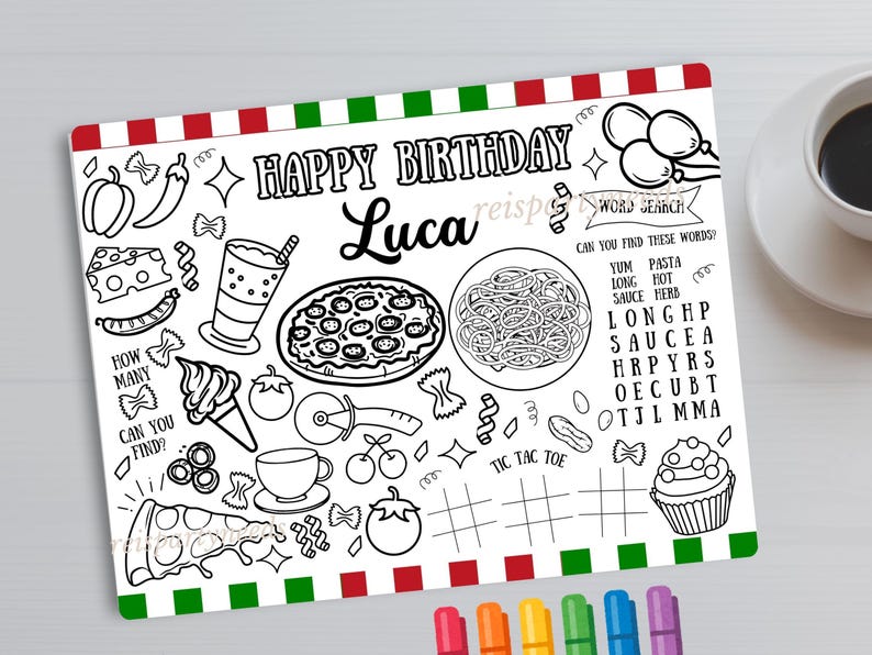 K&ouml;nnte beinhalten: Eine schwarz-wei&szlig;e druckbare Malvorlage mit einer Happy Birthday-Botschaft f&uuml;r Luca. Die Seite zeigt verschiedene italienisch inspirierte Bilder, darunter Pizza, Pasta und einen Cupcake. Es gibt auch ein Wortsuchr&auml;tsel und ein Tic-Tac-Toe-Spiel.