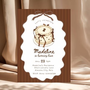 Puede incluir: Una invitación de cumpleaños con borde marrón y rayas verticales. La invitación presenta una ilustración de pastel con el número 2. El texto incluye "Let's celebrate", "Madeline is turning two" y detalles del evento.