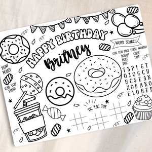 Könnte beinhalten: Schwarzweißes druckbares Geburtstagsaktivitätsblatt mit einem Donut, einem Cupcake und einem Wortsuchrätsel. Der Text auf dem Blatt lautet "Happy Birthday Britney".