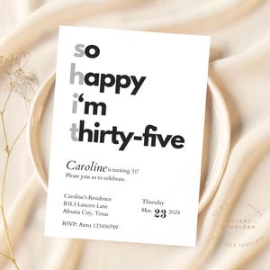 Könnte beinhalten: Eine weiße Geburtstagseinladung mit schwarzem Text, der "so happy i'm thirty-five" lautet. Die Einladung ist für Carolines 31. Geburtstagsparty am Donnerstag, den 23. März 2024.