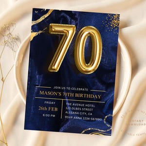 Könnte beinhalten: Eine marineblaue Geburtstagseinladung mit goldenen Akzenten und einem großen goldenen "70" Ballon. Die Einladung lautet "Feiern Sie mit uns Masons 70. Geburtstag" mit Datum, Uhrzeit und Veranstaltungsort. Das Design ist elegant und festlich.