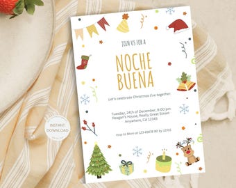 Puede incluir: Una invitación blanca para la Nochebuena con ilustraciones coloridas de un árbol de Navidad, regalos, una media, un gorro de Papá Noel, un reno y una vela. El texto dice "Join us for a Noche Buena. Celebremos la Nochebuena juntos. Martes 24 de diciembre, 8:00 pm Reagan's House, Really Great Street Anywhere, CA 12345 rsvp a Mamá al 123 45678 90 antes del 12/01"