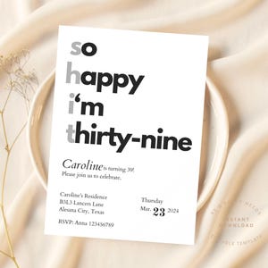 Puede incluir: Una invitación de cumpleaños en blanco y negro con el texto "so happy i'm thirty-nine". La invitación es para la fiesta de cumpleaños número 39 de Caroline, que se celebrará el jueves 23 de marzo de 2024.