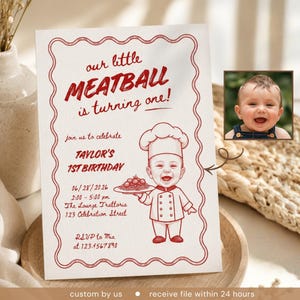 Puede incluir: Una tarjeta de invitación de cumpleaños rectangular blanca con un borde festoneado rojo. El texto dice our little MEATBALL is turning one! TAYLOR'S 1ST BIRTHDAY. Incluye un chef de dibujos animados con un plato de espaguetis y una foto.