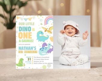 Op de afbeelding: Een verjaardagsuitnodiging met baby- en dinosaurusafbeeldingen. De uitnodiging luidt "Our Little Dino is One A-saurus!" met details voor Nathans 1e verjaardag. De baby draagt een witte onesie met capuchon.