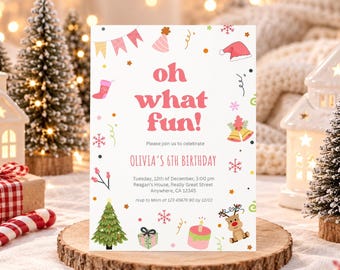 Puede incluir: Una tarjeta de invitación de cumpleaños rectangular blanca con el texto rosa 'oh what fun!' y 'OLIVIA'S 6TH BIRTHDAY'. El diseño incluye ilustraciones coloridas de árboles de Navidad, un reno, un regalo, un pastel y guirnaldas festivas.