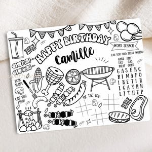 K&ouml;nnte beinhalten: Schwarz-wei&szlig;e Geburtstagskarte mit der Aufschrift "Happy Birthday Camille". Die Karte zeigt Grill-Themen-Zeichnungen, darunter ein Grill, Lebensmittel und ein Wortsuchr&auml;tsel. Es gibt auch Zeichnungen von Luftballons und einem Softdrink-Becher.