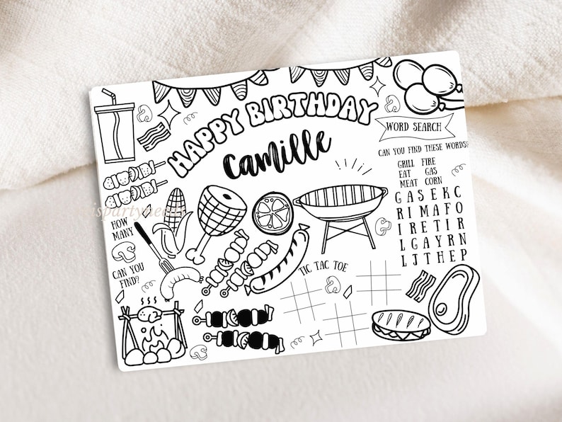 K&ouml;nnte beinhalten: Schwarz-wei&szlig;e Geburtstagskarte mit der Aufschrift "Happy Birthday Camille". Die Karte zeigt Grill-Themen-Zeichnungen, darunter ein Grill, Lebensmittel und ein Wortsuchr&auml;tsel. Es gibt auch Zeichnungen von Luftballons und einem Softdrink-Becher.