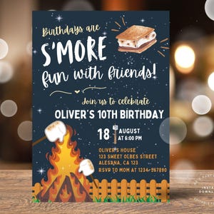 Puede incluir: Una invitación de cumpleaños azul marino con el texto "Birthdays are S'MORE fun with friends!" y detalles para el décimo cumpleaños de Oliver. El diseño incluye una fogata, malvaviscos y un s'more.