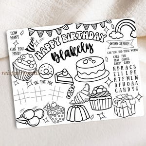 K&ouml;nnte beinhalten: Schwarz-wei&szlig; Geburtstag-Aktivit&auml;tsblatt mit dem Text "HAPPY BIRTHDAY Blakely". Enth&auml;lt Illustrationen von Kuchen, Cupcakes und ein Wortsuchr&auml;tsel. Enth&auml;lt ein Tic-Tac-Toe-Spiel und andere lustige Elemente.
