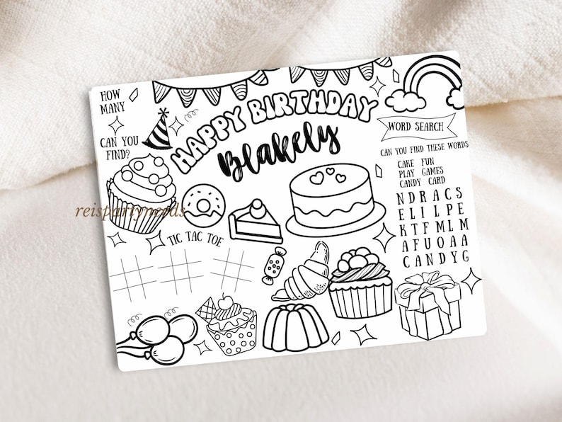 K&ouml;nnte beinhalten: Schwarz-wei&szlig; Geburtstag-Aktivit&auml;tsblatt mit dem Text "HAPPY BIRTHDAY Blakely". Enth&auml;lt Illustrationen von Kuchen, Cupcakes und ein Wortsuchr&auml;tsel. Enth&auml;lt ein Tic-Tac-Toe-Spiel und andere lustige Elemente.