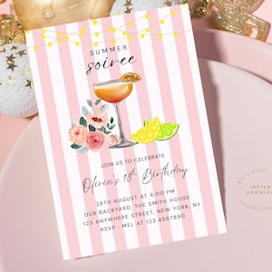 Op de afbeelding: Roze en wit gestreepte uitnodiging met de tekst "Summer Soiree" en "Olivia's 18th Birthday". De uitnodiging bevat een cocktailillustratie, bloemen en citroen- en limoenschijfjes. Evenementdetails zijn inbegrepen.