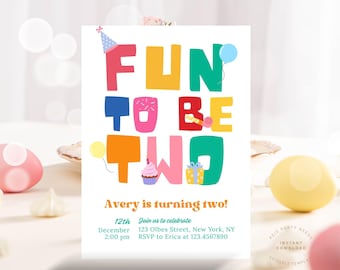 Könnte beinhalten: Eine farbenfrohe Geburtstagseinladung mit den Worten "FUN TO BE TWO" in großen, verspielten Buchstaben. Die Einladung enthält den Text "Avery wird zwei!" und Party-Details. Ein Cupcake, Luftballons und eine Geschenkbox sind ebenfalls abgebildet.