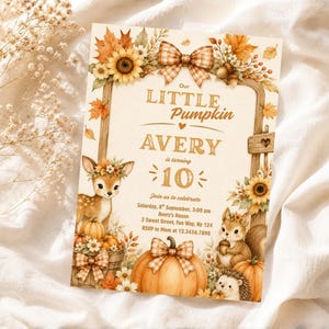 Könnte beinhalten: Eine rechteckige Einladungskarte mit Herbstmotiv, Sonnenblumen, Herbstblättern, karierter Schleife, Reh, Eichhörnchen, Igel und Kürbissen. Der Text lautet Our LITTLE Pumpkin AVERY is turning 10, Join us to celebrate, Saturday, 8th September, 3:00 am, Avery's House, 2 Sweet Street, Fun Way, NY 124, RSVP to Mom at 12.3456.7890.