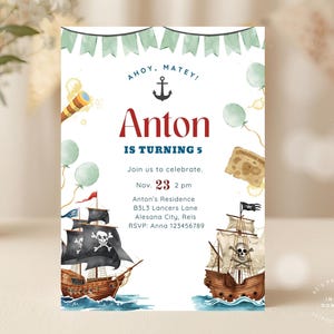 Puede incluir: Invitación de cumpleaños con temática pirata para Anton, que cumple 5 años. Presenta barcos piratas, globos y el texto "Ahoy, Matey!" con los detalles del evento.
